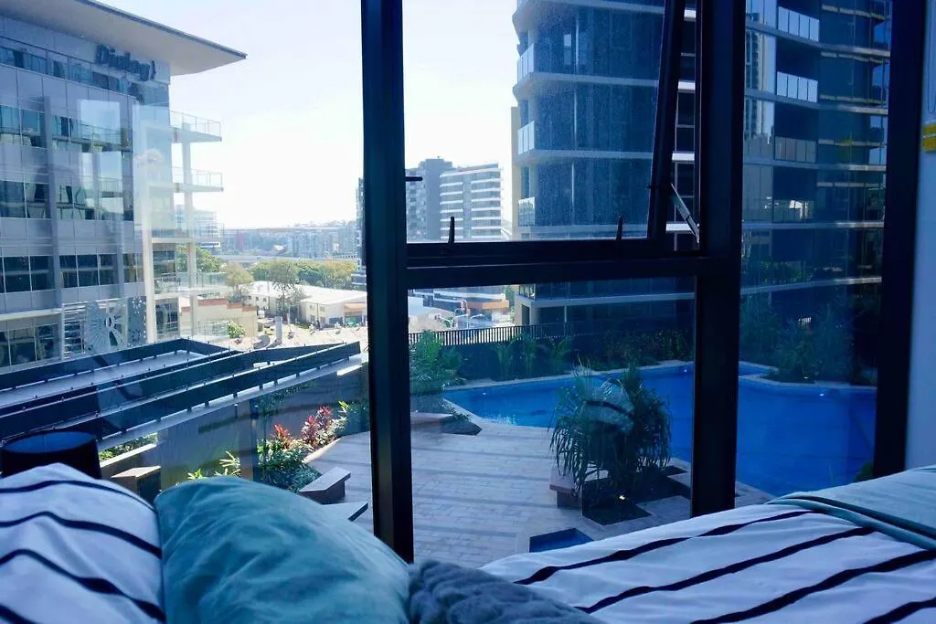 New Modern Apt + Gym+ Pool Brisbane Apartment